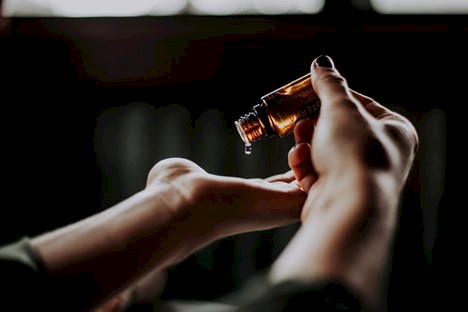 <?= How Holistic Therapists Use Essential Oils in Their Treatments? ?>